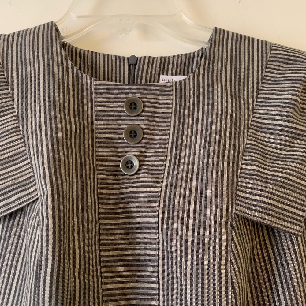 BIRDS OF NORTH AMERICA. Dress. Angled insert over shoulder. Buttons on‎ f…